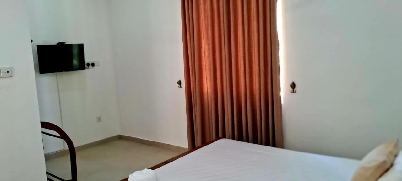 Urban Breeze Hotel Kundasale Ngoại thất bức ảnh