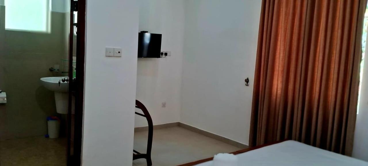 Urban Breeze Hotel Kundasale Ngoại thất bức ảnh